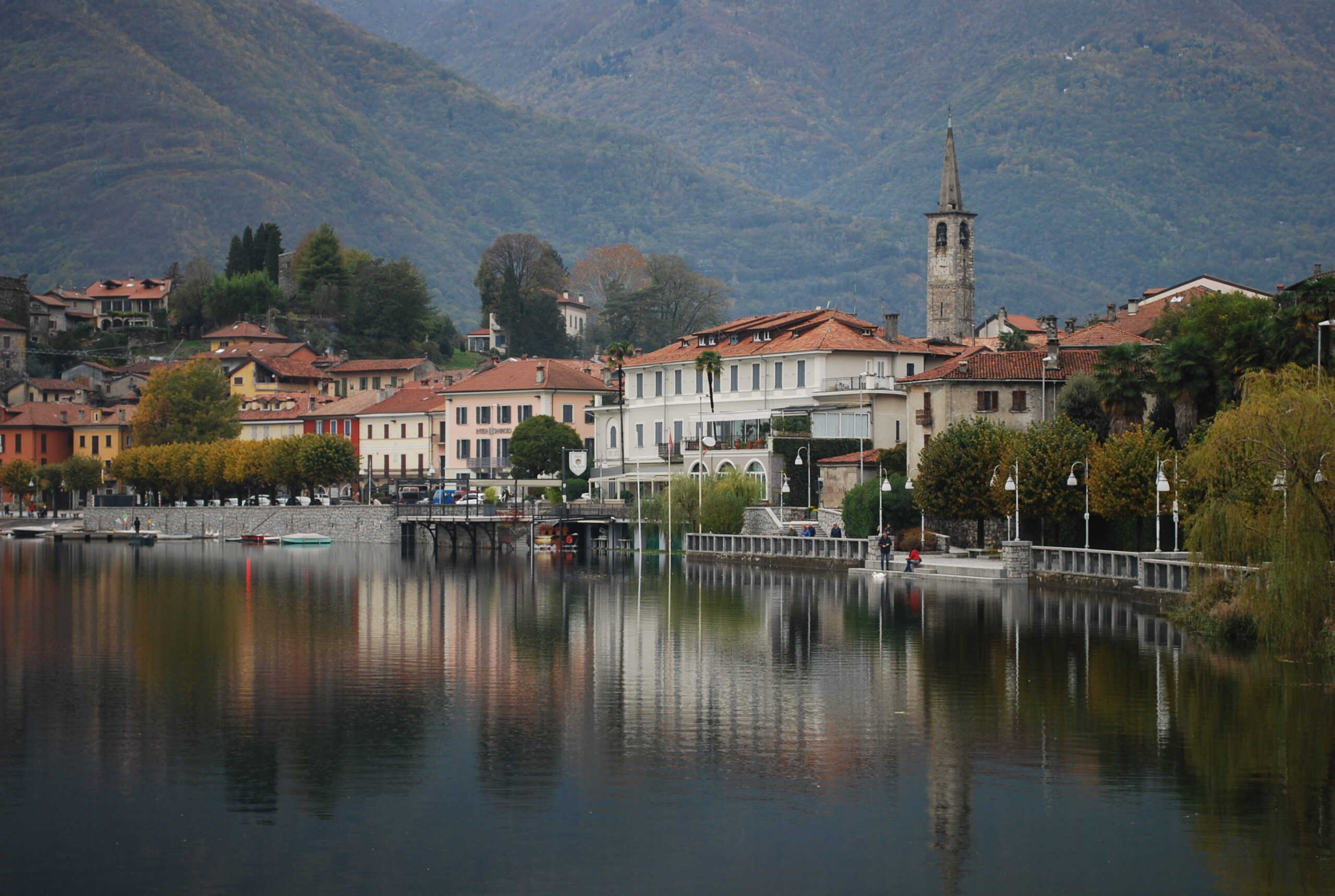 Mergozzo : le village Pavillon Orange sur le lac