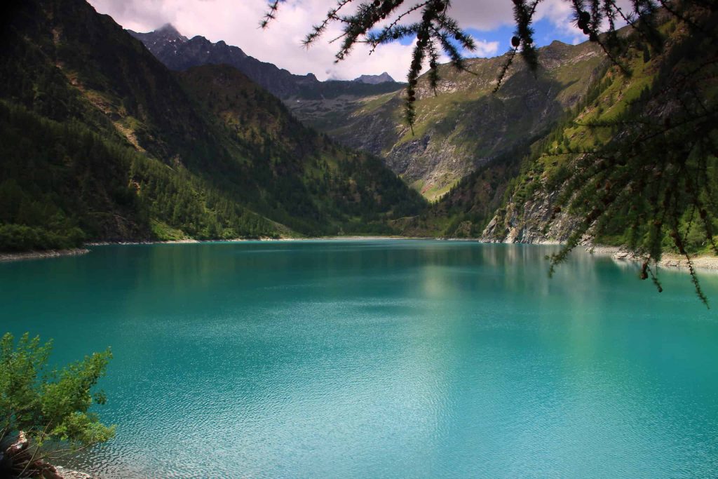 Lago alpino nella Valle Antrona in Val d'Ossola