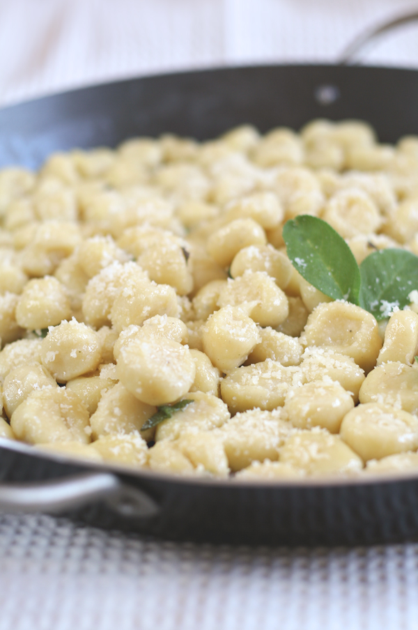 Gnocchi di castagne conditi con burro fuso e salvia