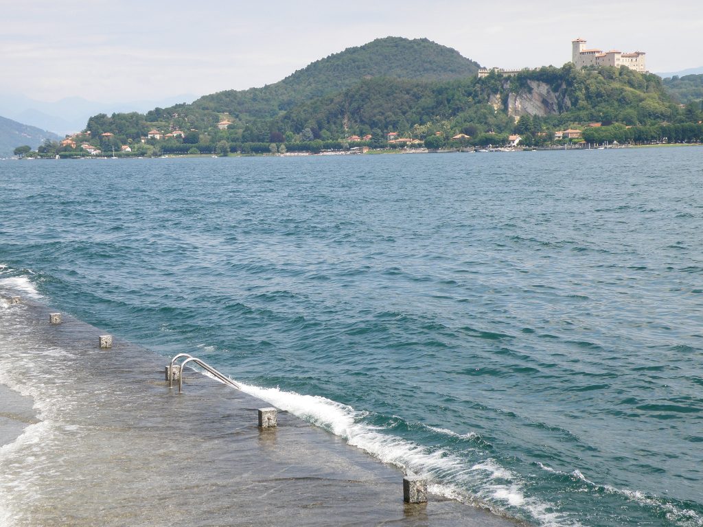 Il lungolago di Arona sul Lago Maggiore