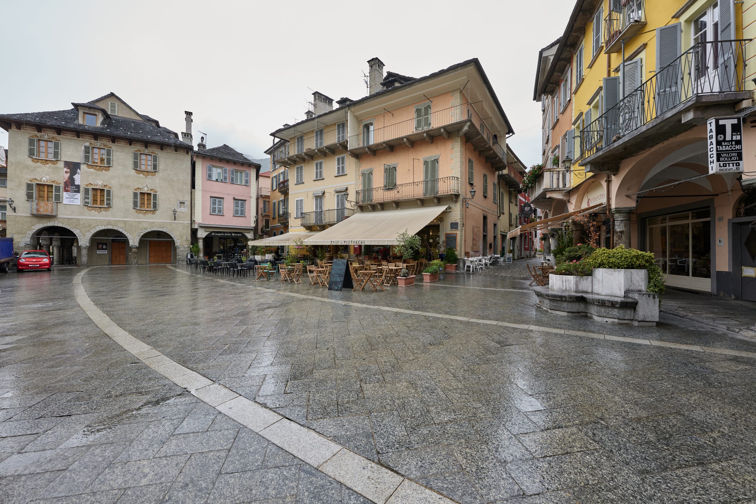 Piazza Mercato a Domodossola, veduta alternativa